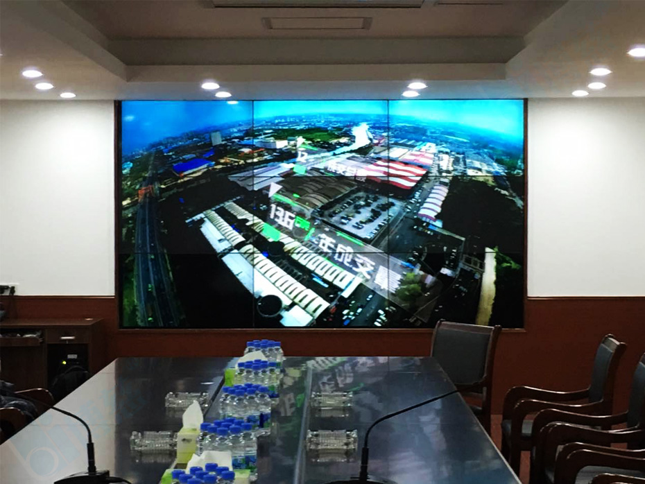 上海江阳农副产品交易中心会议室选用9块46寸三星3.5mm超窄边液晶拼接屏构建一超大屏幕多功能会议系统电视墙