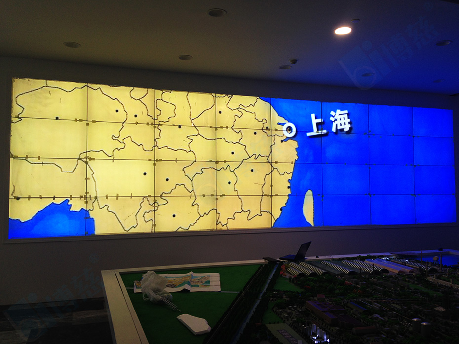 根据场地打造的4行8列的大屏幕拼接电视墙
