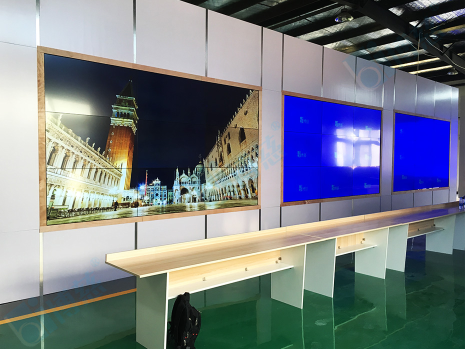 江苏南通制药集团多媒体展厅映入眼帘的是侧面三套并排的3×3拼接的展示系统电视墙