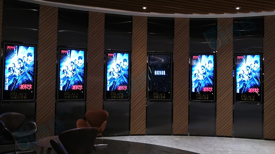 电影院休闲区则是多台壁挂式博慈多媒体广告机安装在这个弧形的前面上