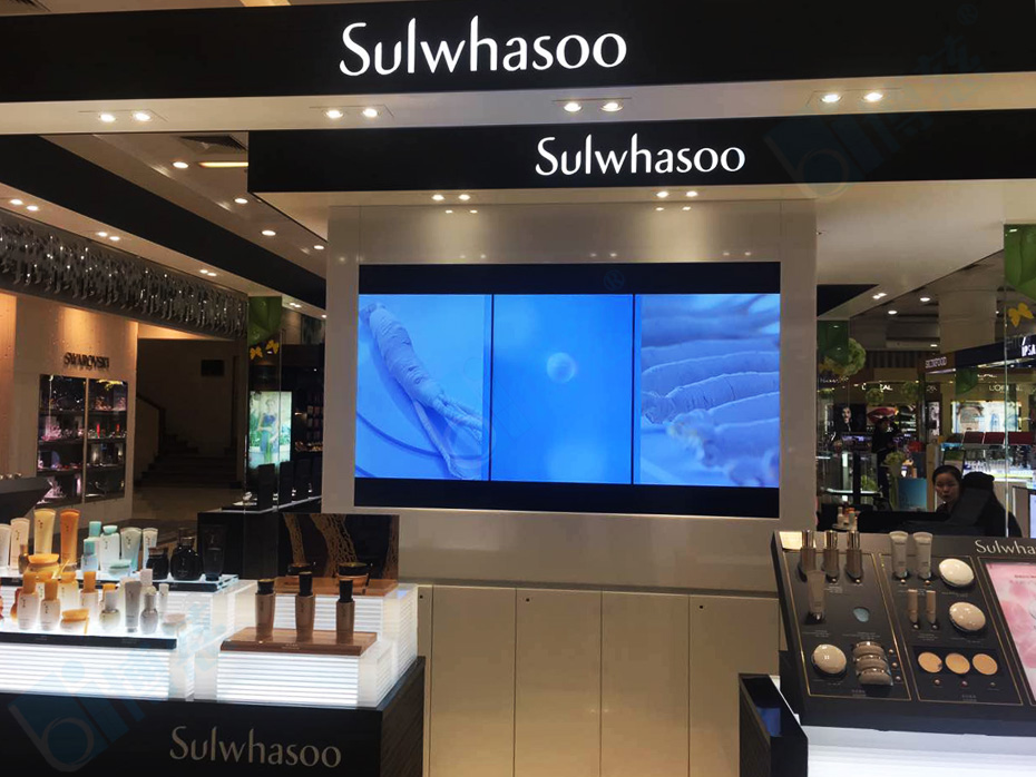 雪花秀(Sulwhasoo)旗舰店采用的博慈55寸液晶拼接屏多功能展示系统以竖屏拼接方式