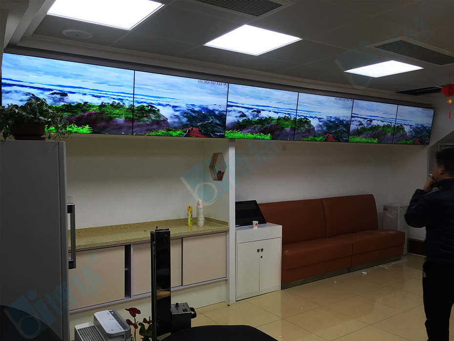 上海七宝乐购献血屋采用了博慈科技出品的46寸1×6超窄边液晶拼接屏多媒体展示系统