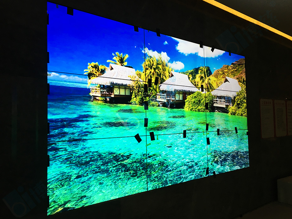 博慈为上海来福士广场影楼大厅打造一套3×3拼接的立体演播式多媒体展示系统平台
