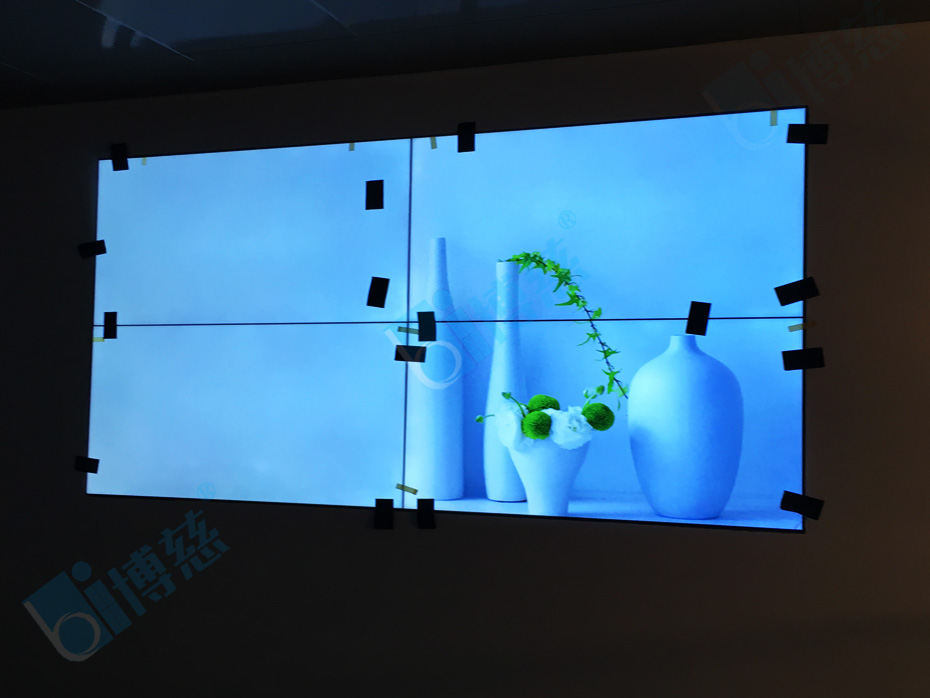 博慈为其采用4台自主报关的三星55寸液晶拼接屏打造一套2×2嵌入式拼接的供电防汛战略会议系统。